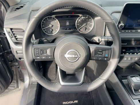 Used 2024 Nissan Rogue SV w/ SV Premium Package image 16