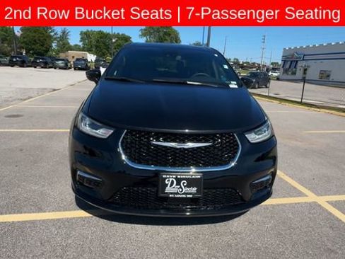 Used 2025 Chrysler Pacifica Select FWD image 3