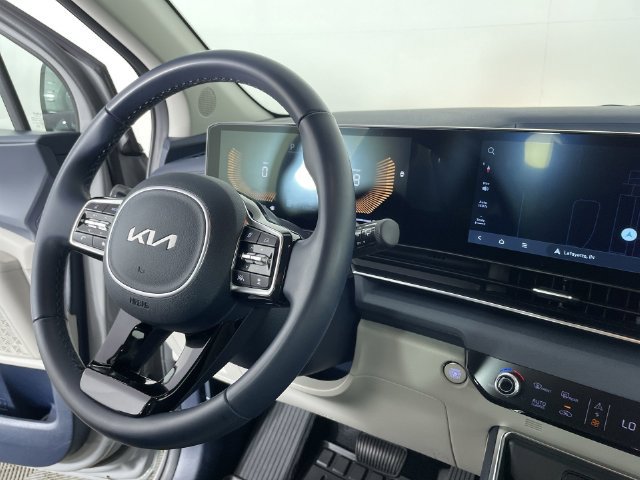 Used 2025 Kia Carnival EX FWD image 31