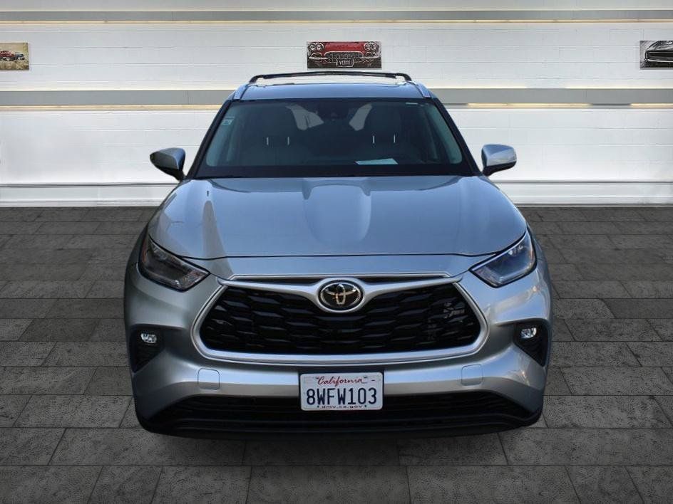 Used 2021 Toyota Highlander XLE FWD image 2