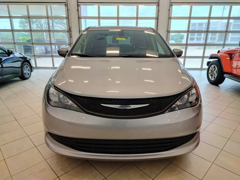 Used 2020 Chrysler Voyager L FWD image 6