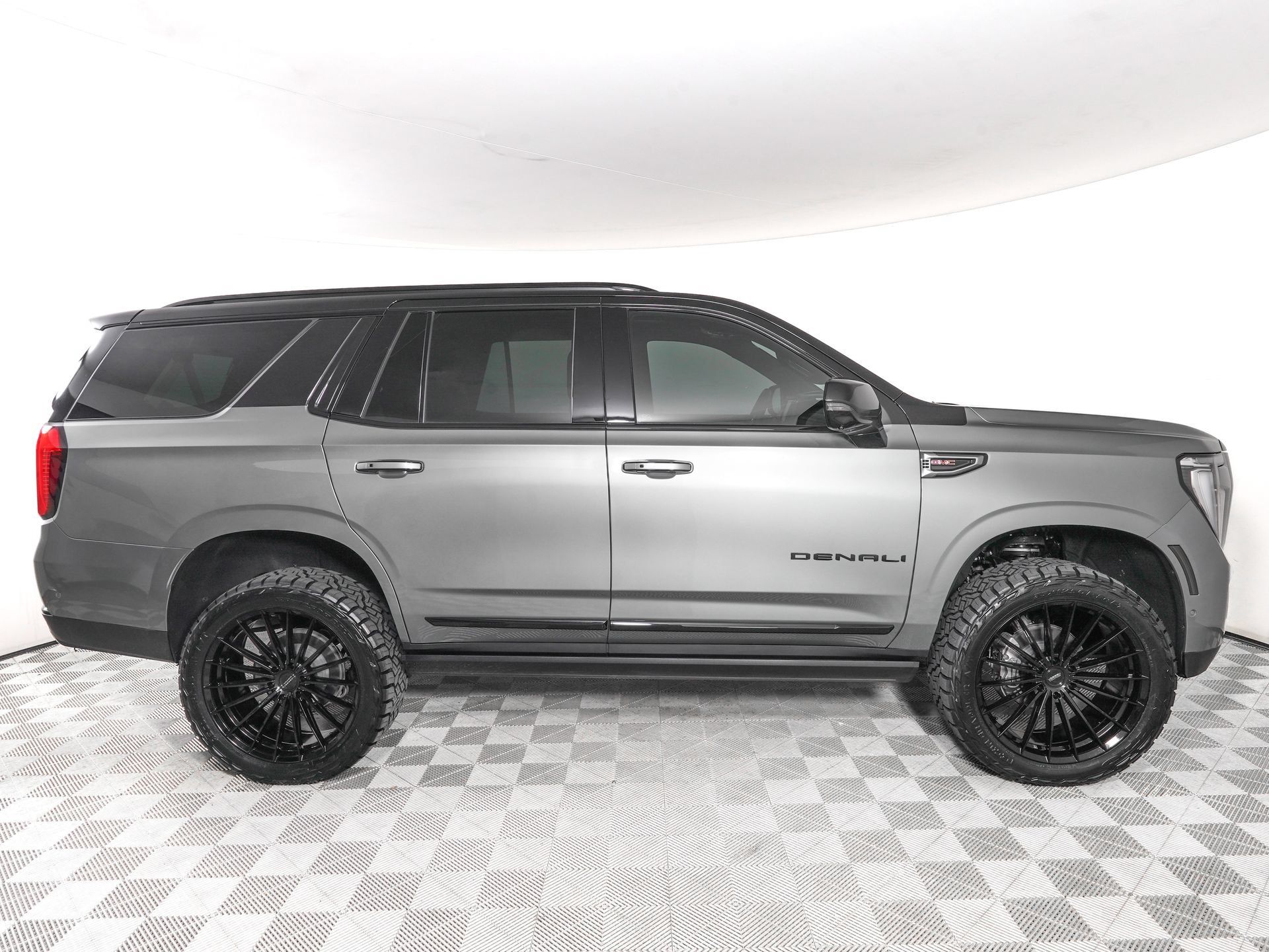 Used 2026 GMC Yukon Denali w/ Sun & Power Step Package AWD/4WD image 4
