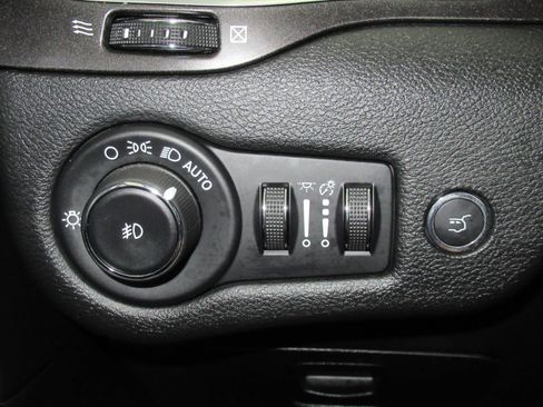 Used 2019 Jeep Cherokee Trailhawk w/ Comfort/Convenience Group AWD/4WD image 27