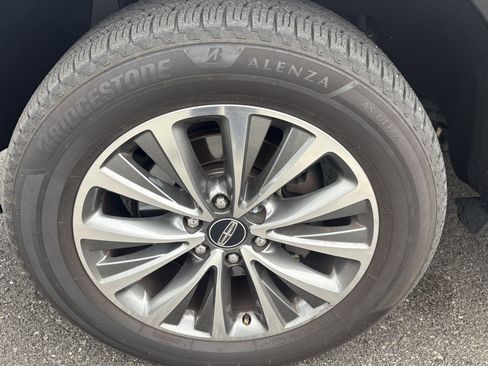 Used 2017 Lincoln Navigator Select image 12