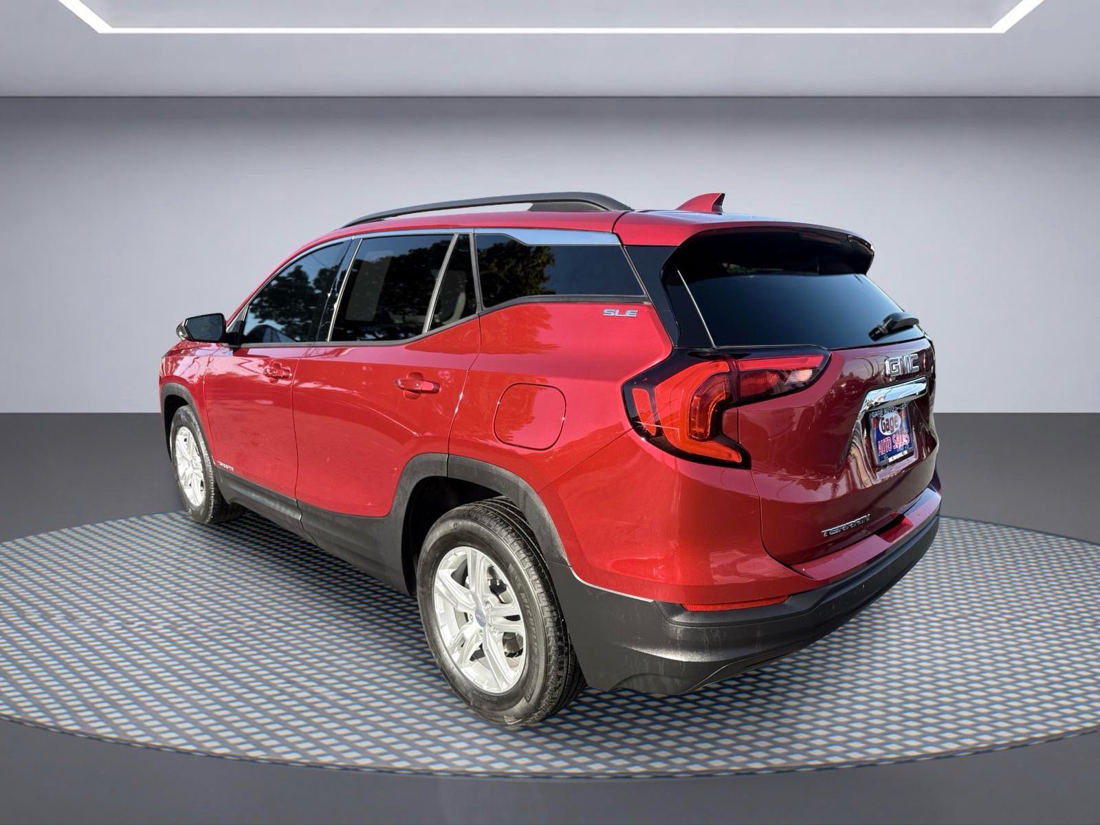 Used 2019 GMC Terrain SLE w/ Driver Convenience Package FWD image 4