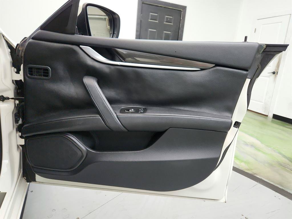 Used 2016 Maserati Ghibli RWD image 28