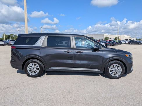 Used 2022 Kia Carnival LX FWD image 3