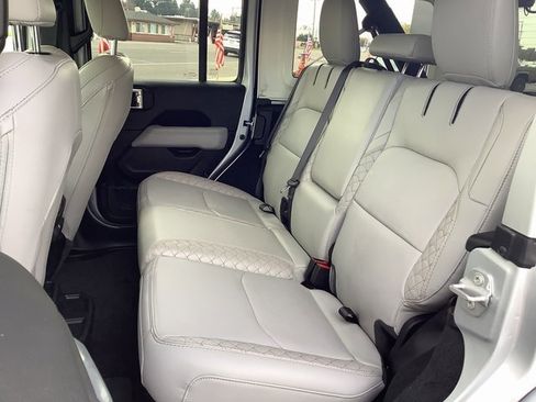 Used 2023 Jeep Wrangler Unlimited Sahara image 26