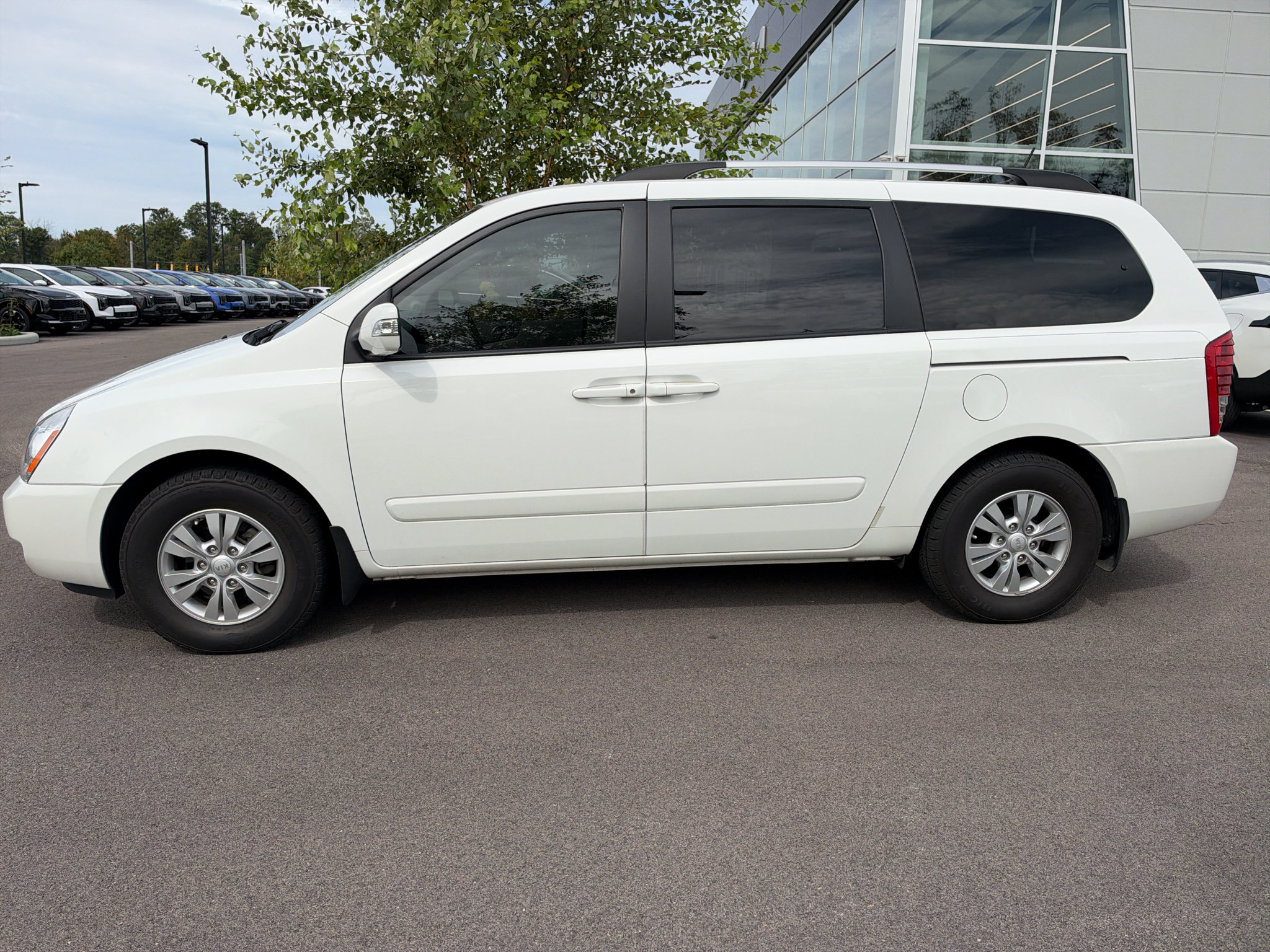 Used 2012 Kia Sedona LX w/ PWR Pkg FWD image 3