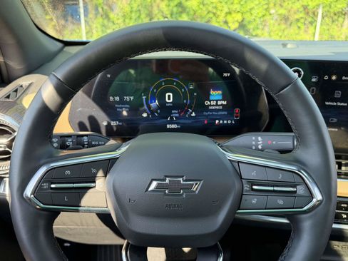 Used 2025 Chevrolet Equinox ACTIV w/ Safety and Technology Package FWD image 30