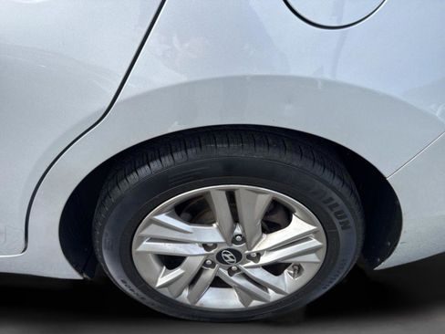 Used 2019 Hyundai Elantra SEL image 18