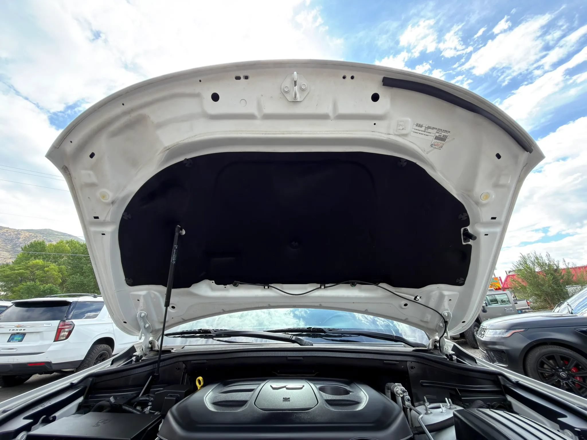 Used 2019 Jeep Grand Cherokee Laredo w/ 18" Wheel & 8.4" Radio Group AWD/4WD image 4
