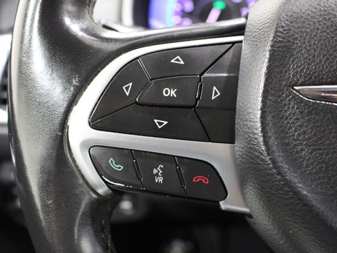 Used 2017 Chrysler 200 Limited Platinum FWD image 9