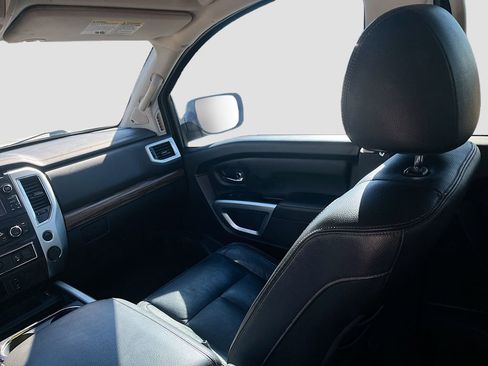 Used 2018 Nissan Titan SL image 22