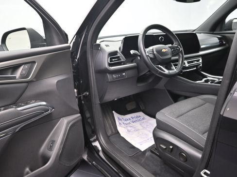 Used 2025 Chevrolet Traverse LT FWD image 9
