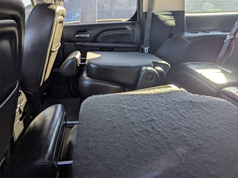 Used 2010 Cadillac Escalade ESV Premium image 9