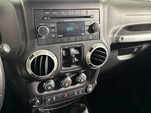 Used 2016 Jeep Wrangler Unlimited Rubicon w/ Connectivity Group AWD/4WD image 33