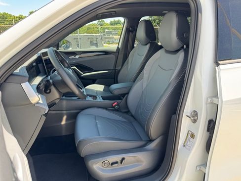 Used 2025 Volkswagen Tiguan SE R-Line AWD/4WD image 34