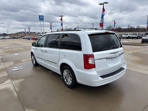 Used 2015 Chrysler Town & Country Touring-L w/ Driver Convenience Group image 7