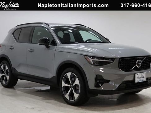 Used 2025 Volvo XC40 B5 Plus AWD/4WD image 1