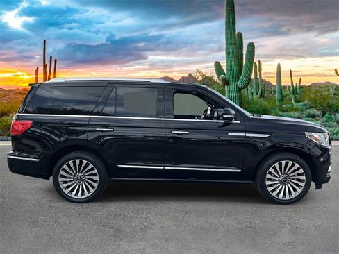 Used 2019 Lincoln Navigator Reserve image 2