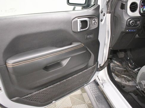 Used 2024 Jeep Wrangler Unlimited Sahara image 12