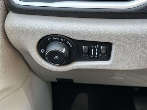 Used 2024 Chrysler Pacifica Touring-L image 24