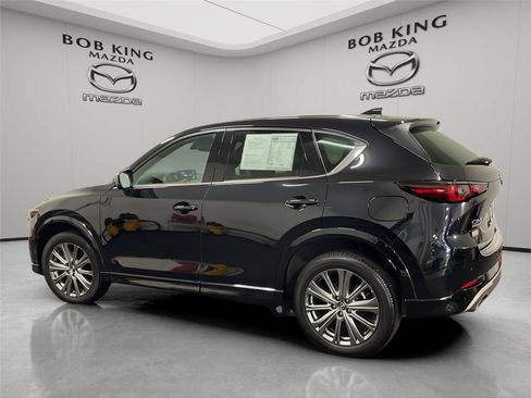 Used 2025 Chevrolet Traverse RS FWD image 3