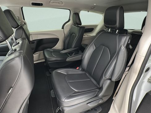Used 2023 Chrysler Pacifica Touring-L FWD image 9