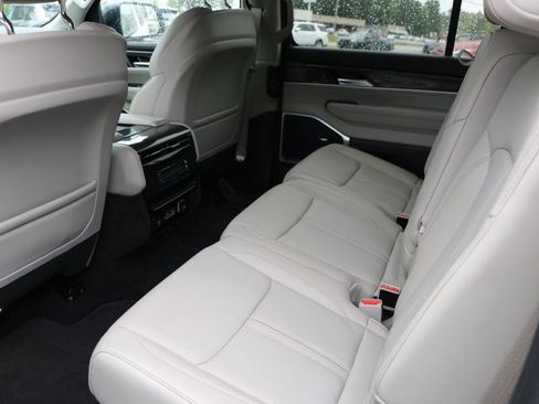 Used 2023 Jeep Wagoneer 2WD image 31