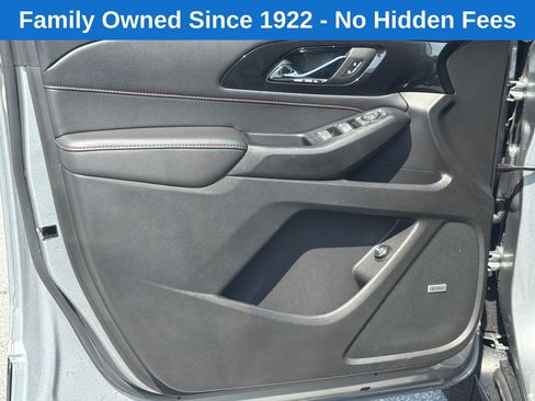 Used 2023 Chevrolet Traverse RS w/ LPO, Cargo Package FWD image 10