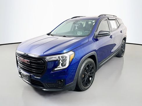 Used 2022 GMC Terrain SLT w/ Tech Package FWD image 3
