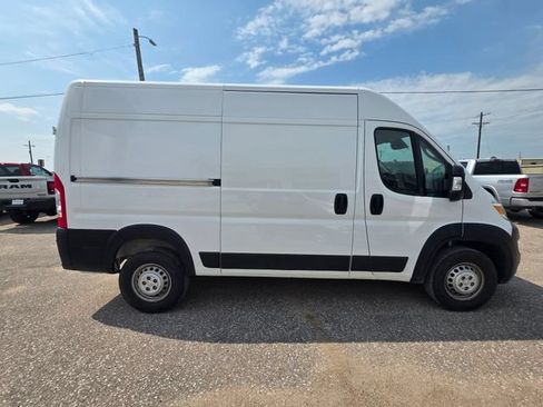 Used 2024 RAM ProMaster 2500 w/ Convenience Group FWD image 8