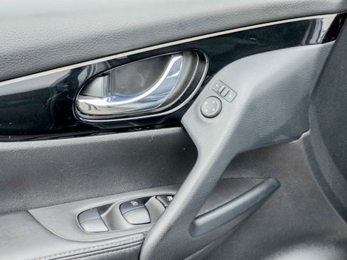 Used 2022 Nissan Rogue Sport SV image 16