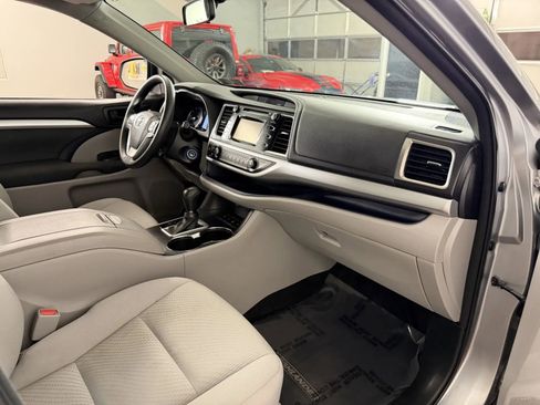 Used 2016 Toyota Highlander LE w/ Protection Package #3 AWD/4WD image 33