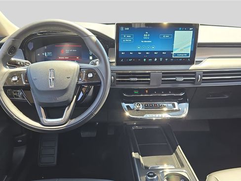 Used 2025 Lincoln Corsair AWD image 9
