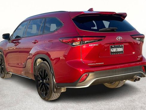 Used 2023 Toyota Highlander L image 2