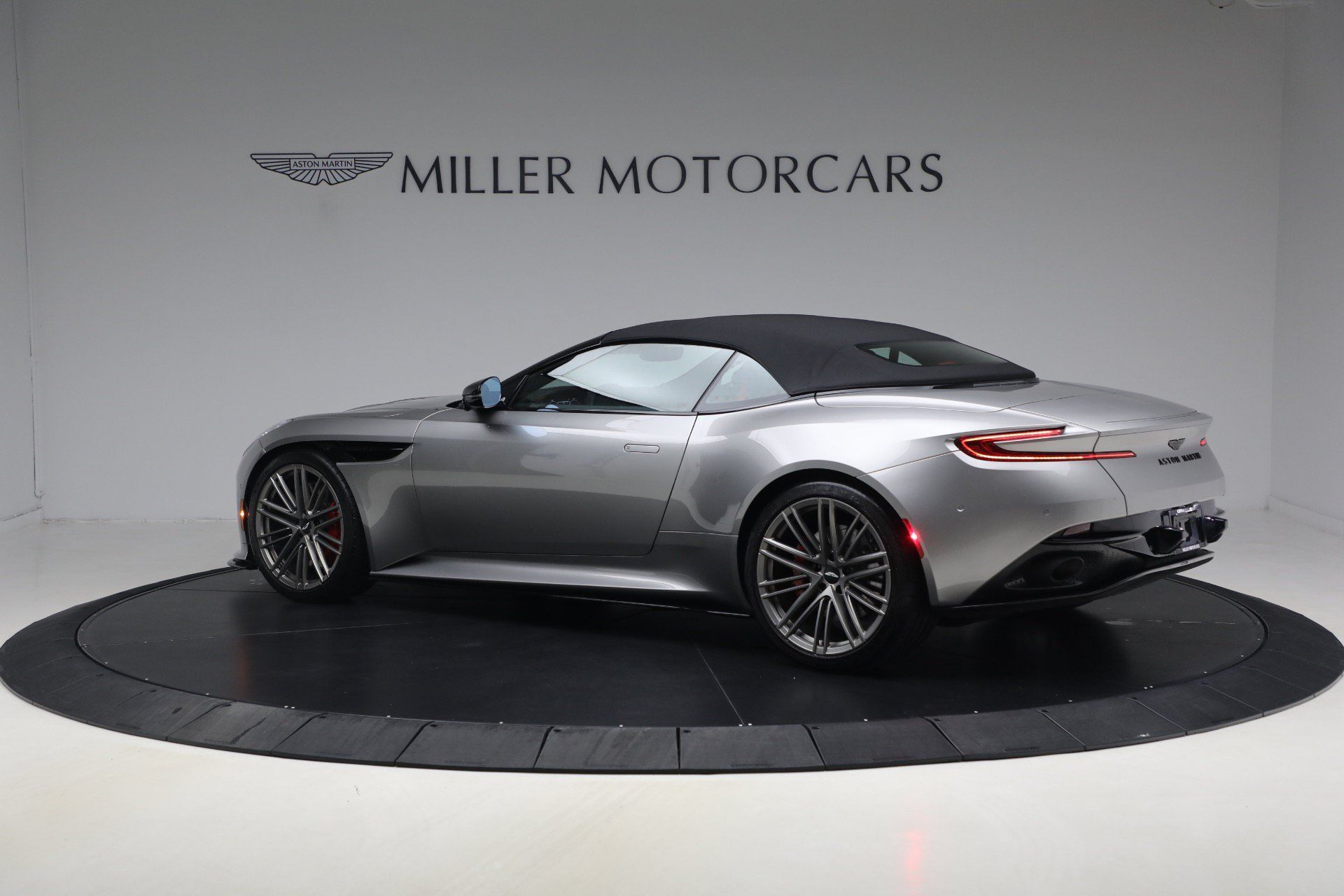 Used 2024 Aston Martin DB12 Convertible RWD image 17