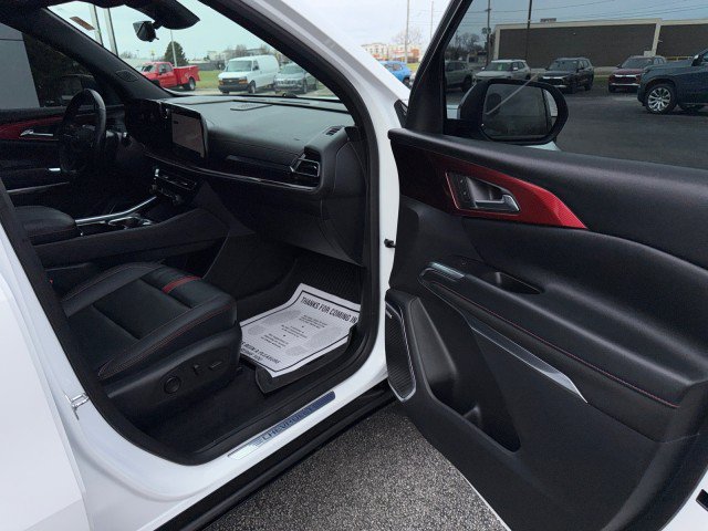Used 2024 Chevrolet Traverse RS AWD/4WD image 34