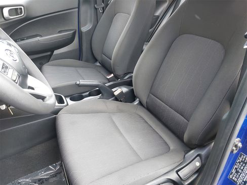 Used 2022 Hyundai Venue SE image 14