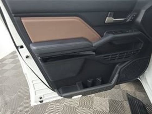 Used 2025 Toyota 4Runner Limited AWD/4WD image 9