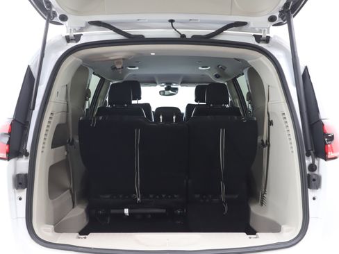 Used 2022 Chrysler Pacifica Touring-L image 19