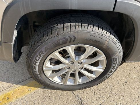 Used 2019 Jeep Cherokee Latitude w/ Cold Weather Group image 13