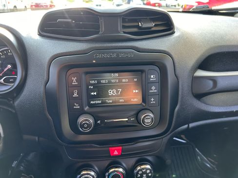 Used 2017 Jeep Renegade Latitude FWD image 16