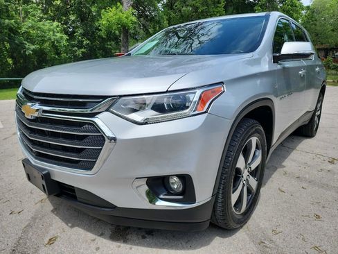 Used 2020 Chevrolet Traverse LT w/ LT Premium Package FWD image 3