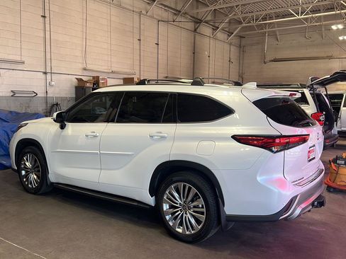 Used 2022 Toyota Highlander Platinum AWD/4WD image 4