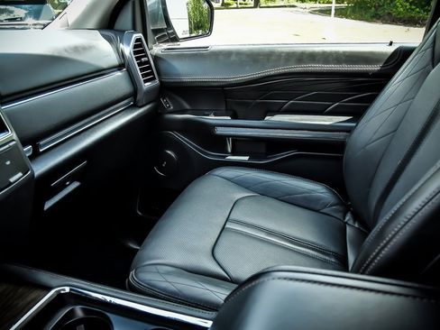 Used 2021 Ford Expedition Platinum image 27