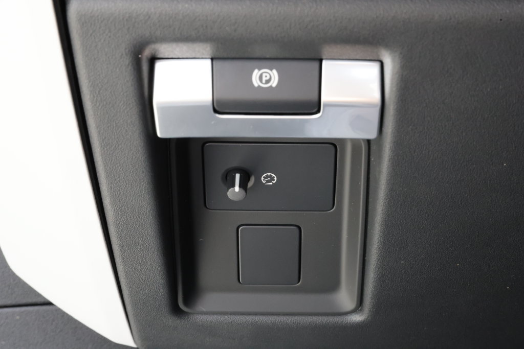 New 2026 Land Rover Defender 110 X-Dynamic SE AWD/4WD image 16
