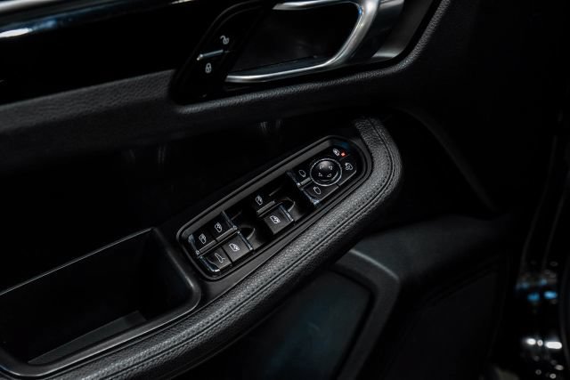 Used 2018 Porsche Macan AWD/4WD image 40