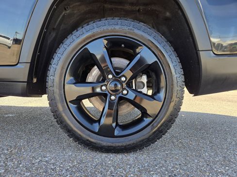 Used 2023 Jeep Grand Cherokee L Laredo image 9